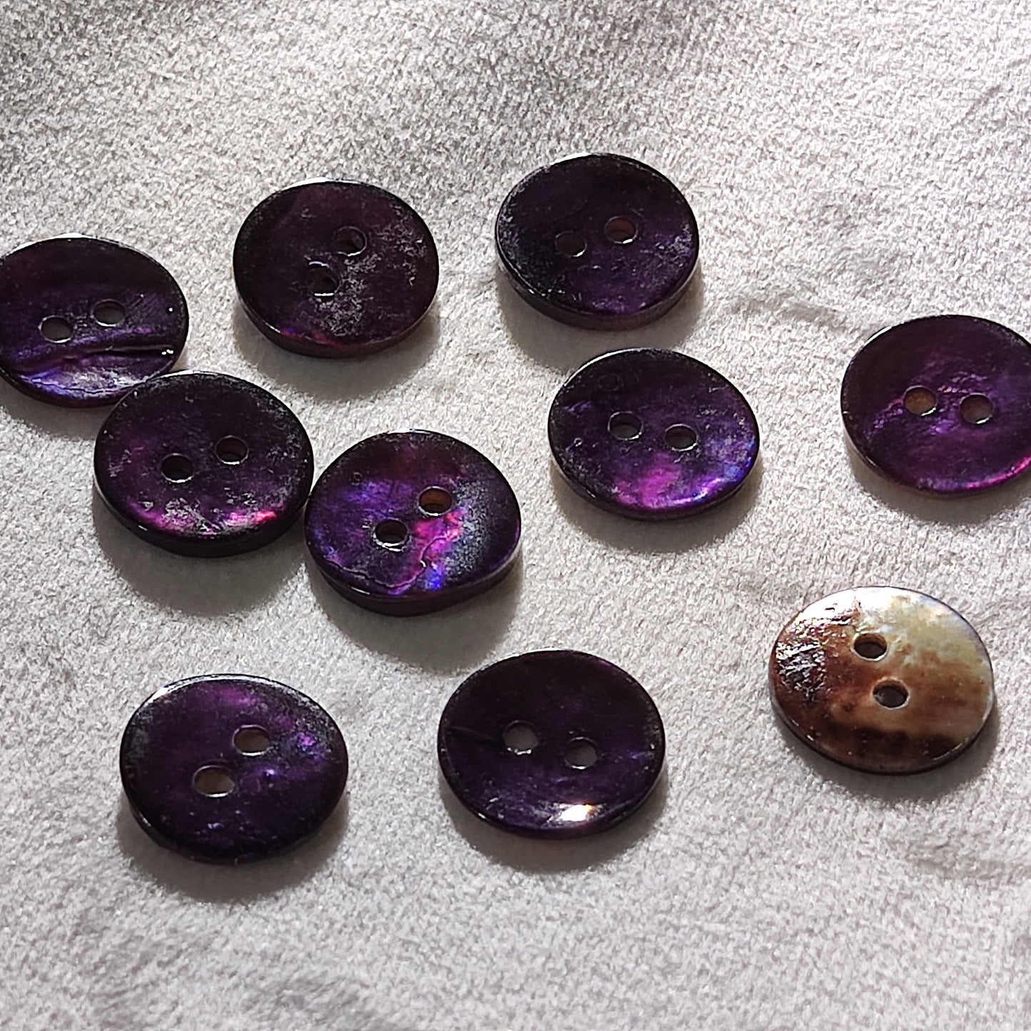 Plum Purple Shell Buttons – 2 Hole Round – 10mm / 12.5mm / 15mm / 18mm / 20mm – Pack of 50(B1146)